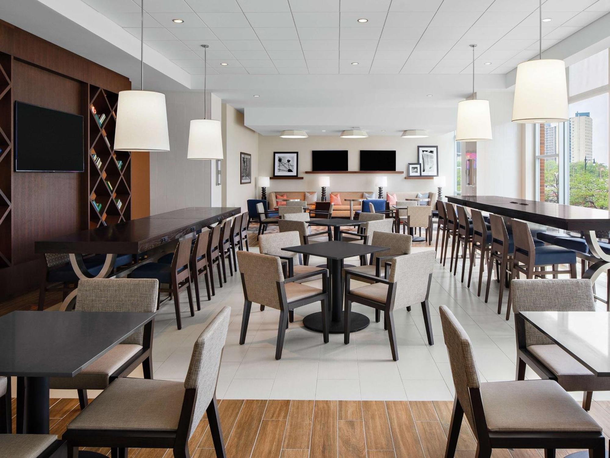 Hampton Inn Chicago Mccormick Place Екстериор снимка